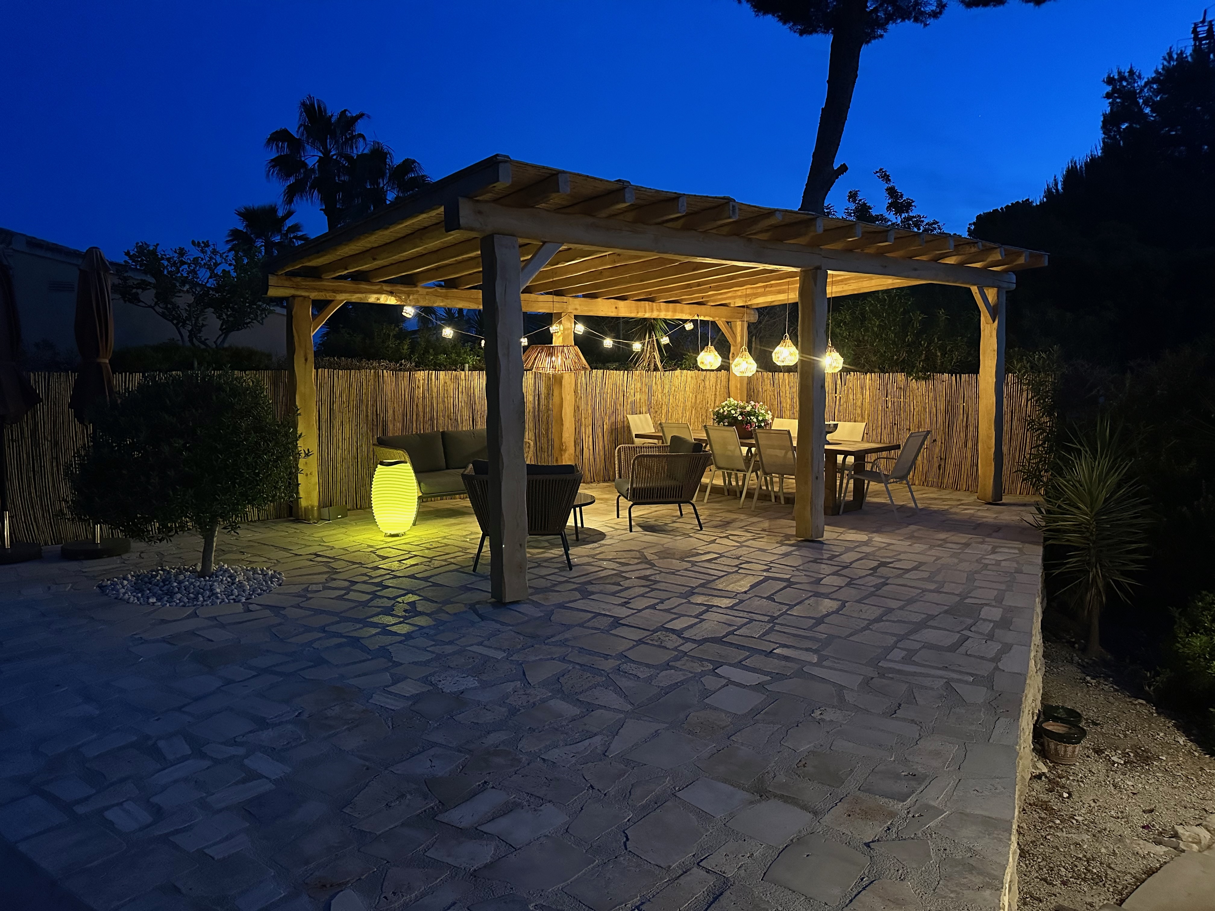 Pergola met lounge en eethoek